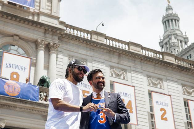 New York Knicks ticker-tape victory parade New York Mayor Zohran Mamdani (R) hands Jalen Brunson symbolic keys to the city during the 2026 Knicks Championship City Hall celebration ceremony in New York, New York, USA, 18 June 2026. NEW YORK NEW YORK UNITED STATES  Copyright: xOLGAxFEDOROVAx