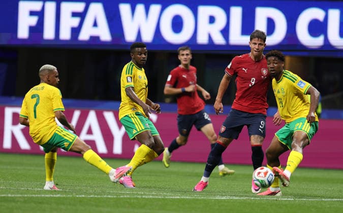 Football - FIFA World Cup, WM, Weltmeisterschaft, Fussball 2026 - South Africa v Czechia - Atlanta, USA. Teboho Mokoena of South Africa and Ime Okon of South Africa in action against Adam Hlozek of Czechia during the FIFA World Cup 2026 match between South Africa and Czechia at Atlanta Stadium, Atlanta, USA on 18 June 2026. Atlanta USA  Copyright: xMatrixxImagesx xLynnexGleesonx