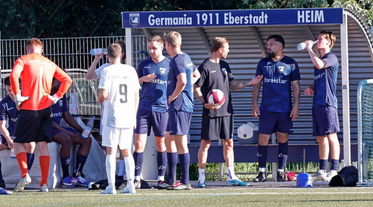 18.06.2026 Fussball Erstes öffentliches Training mit Ex SV Darmstadt 98 Profifussballer und neuer Trainer Tobias KEMPE (3. v. re.) beim Germania Eberstadt bei 35 Grad Darmstadt-Eberstadt Hessen Deutschland