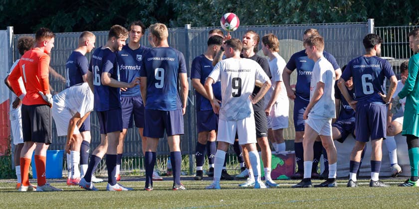 18.06.2026 Fussball Erstes öffentliches Training mit Ex SV Darmstadt 98 Profifussballer und neuer Trainer Tobias Kempe (Mitte) beim Germania Eberstadt bei 35 Grad hier Trinkpause Darmstadt-Eberstadt Hessen Deutschland