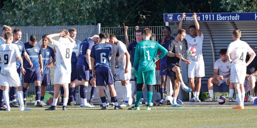18.06.2026 Fussball Erstes öffentliches Training mit Ex SV Darmstadt 98 Profifussballer und neuer Trainer Tobias Kempe (4. v. re) beim Germania Eberstadt bei 35 Grad hier Trinkpause Darmstadt-Eberstadt Hessen Deutschland