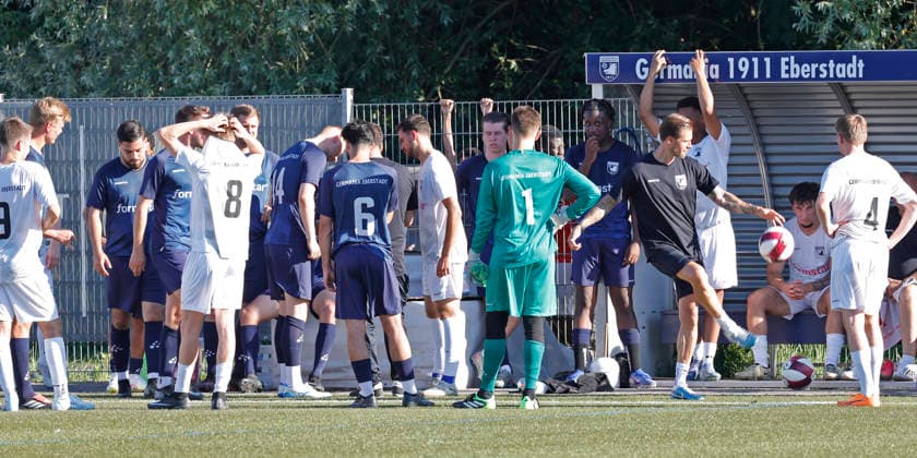 18.06.2026 Fussball Erstes öffentliches Training mit Ex SV Darmstadt 98 Profifussballer und neuer Trainer Tobias Kempe (4. v. re) beim Germania Eberstadt bei 35 Grad hier Trinkpause Darmstadt-Eberstadt Hessen Deutschland