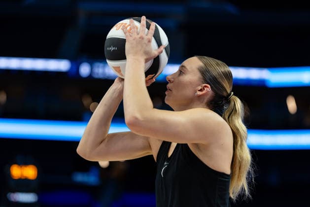 SAN FRANCISCO, CA - JUNE 17: Paige Bueckers 5 of the Dallas Wings warms up before a WNBA, Basketball Damen, USA Commissioner™s Cup game against the Golden State Valkyries on June 17, 2026 at Chase Center in San Francisco, CA. (Photo by Matthew Huang Icon Sportswire) WNBA: JUN 17 Dallas Wings at Golden State Valkyries EDITORIAL USE ONLY Icon260617051