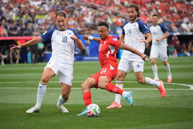 Switzerland v Bosnia and Herzegovina - FIFA World Cup, WM, Weltmeisterschaft, Fussball 2026 - Group B LOS ANGELES, UNITED STATES - JUNE 18: Dan Ndoye of Switzerland in action against Nikola Katic of Bosnia and Herzegovina during the 2026 FIFA World Cup First Stage Group B match between Switzerland and Bosnia and Herzegovina at the Los Angeles Stadium (SoFi Stadium) in Inglewood, California, United States on June 18, 2026. Tayfun Coskun Anadolu California United States. Editorial use only. Please get in touch for any other usage.  Copyright: x2026xAnadoluxTayfunxCoskunx