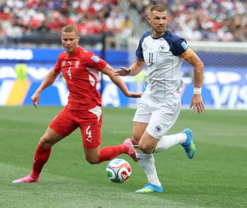 FIFA World Cup, WM, Weltmeisterschaft, Fussball 2026 - Group B - Switzerland vs Bosnia and Herzegovina Edin Dzeko of Bosnia and Herzegovina (R) in action during the FIFA World Cup 2026 group stage match Switzerland against Bosnia and Herzegovina, in Los Angeles, USA, 18 June 2026. LOS ANGELES United States  Copyright: xCRISTOPHERxTORRESx