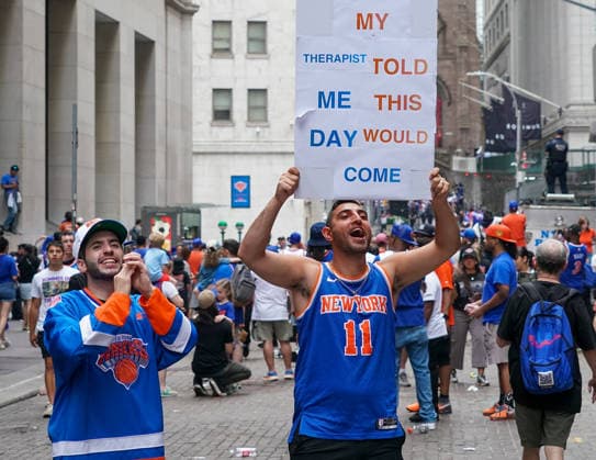 New York Knicks fans celebrate on Wall Street near the parade route in downtown Manhattan Thursday, June 18, 2026 in New York City. The Knicks rode up Broadway in a parade to celebrate their NBA, Basketball Herren, USA championship that broke a 53-year championship drought.  NYP202606183005 PorterxBinks