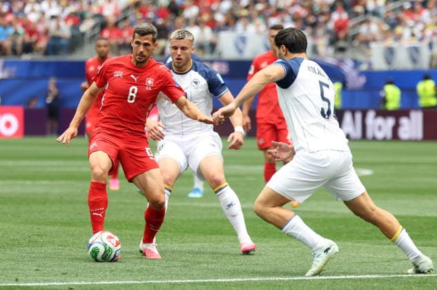 FIFA World Cup, WM, Weltmeisterschaft, Fussball 2026 - Group B - Switzerland vs Bosnia and Herzegovina Remo Freuler of Switzerland (L) in action during the FIFA World Cup 2026 group stage match Switzerland against Bosnia and Herzegovina, in Los Angeles, USA, 18 June 2026. LOS ANGELES United States  Copyright: xCRISTOPHERxTORRESx