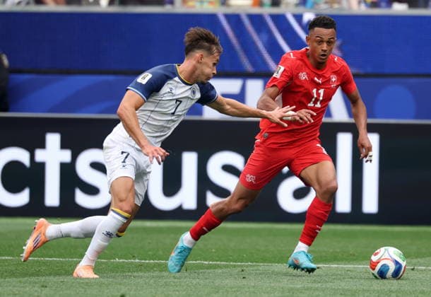 FIFA World Cup, WM, Weltmeisterschaft, Fussball 2026 - Group B - Switzerland vs Bosnia and Herzegovina Amar Dedic of Bosnia and Herzegovina (L) and Dan Ndoye of Switzerland in action during the FIFA World Cup 2026 group stage match Switzerland against Bosnia and Herzegovina, in Los Angeles, USA, 18 June 2026. LOS ANGELES United States  Copyright: xCRISTOPHERxTORRESx