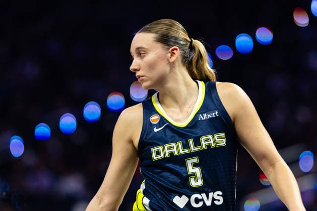 SAN FRANCISCO, CA - JUNE 17: Paige Bueckers 5 of the Dallas Wings looks on during a WNBA, Basketball Damen, USA Commissioner™s Cup game against the Golden State Valkyries on June 17, 2026 at Chase Center in San Francisco, CA. (Photo by Matthew Huang Icon Sportswire) WNBA: JUN 17 Dallas Wings at Golden State Valkyries EDITORIAL USE ONLY Icon260617102