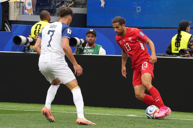 Ricardo Rodriguez (R) of Switzerland vies for the ball with Amar Dedic of Bosnia and Herzegovina, during a Group B match of the 2026 FIFA World Cup, WM, Weltmeisterschaft, Fussball between Switzerland and Bosnia and Herzegovina, at SoFi Stadium in Los Angeles, United States,18 June 2026. FIFA World Cup 2026 - Group B - Switzerland vs Bosnia and Herzegovina !ACHTUNG: NUR REDAKTIONELLE NUTZUNG!  Copyright: xOmarxAlonsox AMDEP6916 20260618-55020639568_1