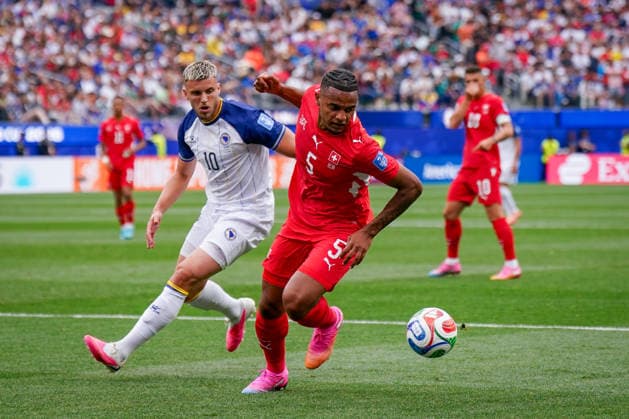 USA: Fußball FIFA World Cup, WM, Weltmeisterschaft, Fussball 2026 Gruppenphase Gruppe B Schweiz vs Bosnien-Herzegowina Los Angeles Stadium SoFi Stadium (Inglewood, Los Angeles County, Kalifornien): Manuel Akanji (Schweiz, 5) Ermedin DemiroviÄ‡ Ermedin Demirovic (Bosnien und Herzegowina 10)
