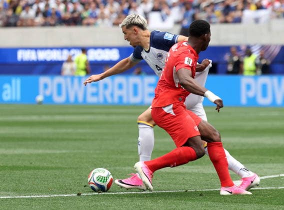 FIFA World Cup, WM, Weltmeisterschaft, Fussball 2026 - Group B - Switzerland vs Bosnia and Herzegovina Tarik Muharemovic of Bosnia and Herzegovina (L) and Breel Embolo of Switzerland in action during the FIFA World Cup 2026 group stage match Switzerland against Bosnia and Herzegovina, in Los Angeles, USA, 18 June 2026. LOS ANGELES United States  Copyright: xCRISTOPHERxTORRESx