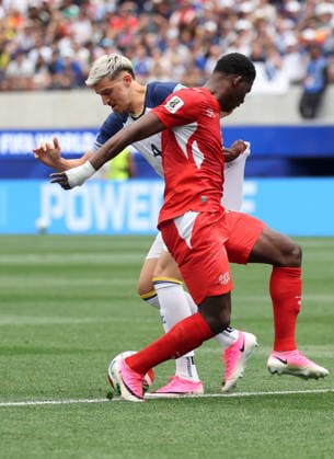 FIFA World Cup, WM, Weltmeisterschaft, Fussball 2026 - Group B - Switzerland vs Bosnia and Herzegovina Tarik Muharemovic of Bosnia and Herzegovina (L) and Breel Embolo of Switzerland in action during the FIFA World Cup 2026 group stage match Switzerland against Bosnia and Herzegovina, in Los Angeles, USA, 18 June 2026. LOS ANGELES United States  Copyright: xCRISTOPHERxTORRESx