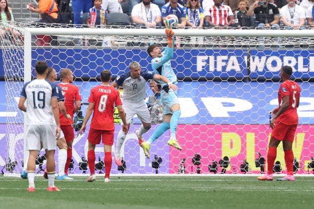 FIFA World Cup, WM, Weltmeisterschaft, Fussball 2026 - Group B - Switzerland vs Bosnia and Herzegovina Switzerland goalkeeper Gregor Kobel (C-R) in action during the FIFA World Cup 2026 group stage match Switzerland against Bosnia and Herzegovina, in Los Angeles, USA, 18 June 2026. LOS ANGELES United States  Copyright: xCRISTOPHERxTORRESx