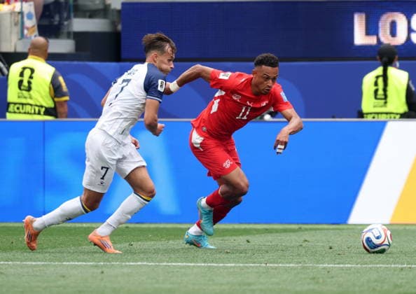 FIFA World Cup, WM, Weltmeisterschaft, Fussball 2026 - Group B - Switzerland vs Bosnia and Herzegovina Amar Dedic of Bosnia and Herzegovina (L) and Dan Ndoye of Switzerland in action during the FIFA World Cup 2026 group stage match Switzerland against Bosnia and Herzegovina, in Los Angeles, USA, 18 June 2026. LOS ANGELES United States  Copyright: xCRISTOPHERxTORRESx