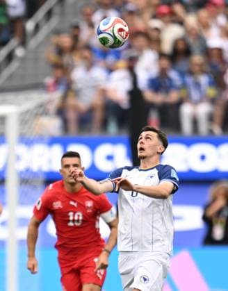 Switzerland v Bosnia and Herzegovina - FIFA World Cup, WM, Weltmeisterschaft, Fussball 2026 - Group B LOS ANGELES, UNITED STATES - JUNE 18: Granit Xhaka (10) of Switzerland in action against Armin Gigovic of Bosnia and Herzegovina during the 2026 FIFA World Cup First Stage Group B match between Switzerland and Bosnia and Herzegovina at the Los Angeles Stadium (SoFi Stadium) in Inglewood, California, United States on June 18, 2026. Tayfun Coskun Anadolu California United States. Editorial use only. Please get in touch for any other usage.  Copyright: x2026xAnadoluxTayfunxCoskunx