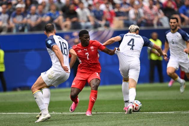 Switzerland v Bosnia and Herzegovina - FIFA World Cup, WM, Weltmeisterschaft, Fussball 2026 - Group B LOS ANGELES, UNITED STATES - JUNE 18: Breel Embolo (7) of Switzerland in action against Tarik Muharemovic (4) of Bosnia and Herzegovina during the 2026 FIFA World Cup First Stage Group B match between Switzerland and Bosnia and Herzegovina at the Los Angeles Stadium (SoFi Stadium) in Inglewood, California, United States on June 18, 2026. Tayfun Coskun Anadolu California United States. Editorial use only. Please get in touch for any other usage.  Copyright: x2026xAnadoluxTayfunxCoskunx