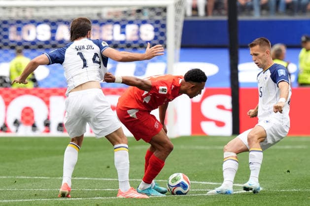 Dan Ndoye (C) of Switzerland vies for the ball with Ivan Sunjic (L) and Amar Memic (R) of Bosnia and Herzegovina, during a Group B match of the 2026 FIFA World Cup, WM, Weltmeisterschaft, Fussball between Switzerland and Bosnia and Herzegovina, at SoFi Stadium in Los Angeles, United States,18 June 2026. FIFA World Cup 2026 - Group B - Switzerland vs Bosnia and Herzegovina !ACHTUNG: NUR REDAKTIONELLE NUTZUNG!  Copyright: xOmarxAlonsox AMDEP6917 20260618-55020639651_1