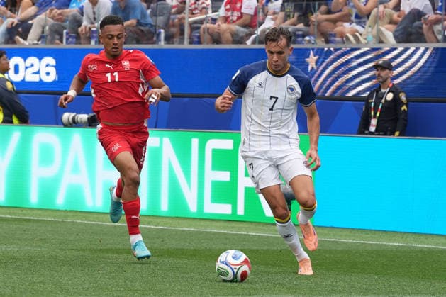 Dan Ndoye (L) of Switzerland vies for the ball with Amar Dedic (R) of Bosnia and Herzegovina during a Group B match of the 2026 FIFA World Cup, WM, Weltmeisterschaft, Fussball between Switzerland and Bosnia and Herzegovina, at SoFi Stadium in Los Angeles, United States,18 June 2026. FIFA World Cup 2026 - Group B - Switzerland vs Bosnia and Herzegovina !ACHTUNG: NUR REDAKTIONELLE NUTZUNG!  Copyright: xOmarxAlonsox AMDEP6918 20260618-55020639664_1