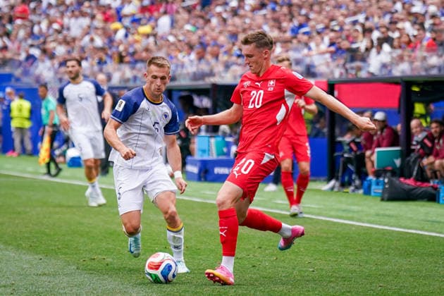 USA: Fußball FIFA World Cup, WM, Weltmeisterschaft, Fussball 2026 Gruppenphase Gruppe B Schweiz vs Bosnien-Herzegowina Los Angeles Stadium SoFi Stadium (Inglewood, Los Angeles County, Kalifornien): Michel Aebischer (Schweiz, 20) Amar MemiÄ‡ Amar Memic (Bosnien und Herzegowina 15)