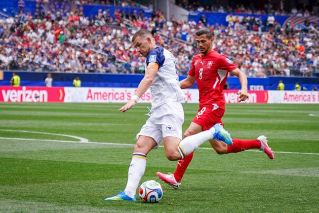 USA: Fußball FIFA World Cup, WM, Weltmeisterschaft, Fussball 2026 Gruppenphase Gruppe B Schweiz vs Bosnien-Herzegowina Los Angeles Stadium SoFi Stadium (Inglewood, Los Angeles County, Kalifornien): Edin DÅ¾eko Edin Dzeko (Bosnien und Herzegowina 11) Remo Freuler (Schweiz, 8)