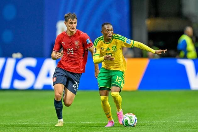 South Africa and Czechia Contest Possession in Group A Match ATLANTA, GA - JUNE 18: South Africa s Thapelo Maseko (12) controls the ball under pressure from Czechia s Alexandr Sojka (24) during the FIFA World Cup, WM, Weltmeisterschaft, Fussball 2026 Group A football match between Czechia and South Africa at the Atlanta Stadium in Atlanta, Georgia, on June 18, 2026. Copyright: x xwalidxibrahimx xJNAxPressx