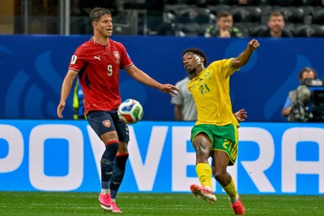 South Africa and Czechia Contest Possession in Group A Match Czechia s Mojmir Chytil 9 controls the ball under pressure from South Africa s Sibongiseni Mthethwa 21 during the FIFA World Cup, WM, Weltmeisterschaft, Fussball 2026 Group A football match between Czechia and South Africa at the Atlanta Stadium in Atlanta, Georgia on June 18, 2026. Atlanta US Copyright: x xwalidxibrahimx xJNAxPressx