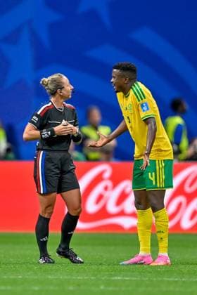 South Africa and Czechia Contest Possession in Group A Match ATLANTA, GA - JUNE 18: South Africa s Teboho Mokoena (4) speaks with referee Tori Penso during the FIFA World Cup, WM, Weltmeisterschaft, Fussball 2026 Group A football match between Czechia and South Africa at the Atlanta Stadium in Atlanta, Georgia, on June 18, 2026. Atlanta US Copyright: x xwalidxibrahimx xJNAxPressx