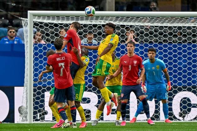 South Africa and Czechia Contest Possession in Group A Match ATLANTA, GA - JUNE 18: Czechia s David Tomasek (18) challenges for a header under pressure from South Africa s Khuliso Mudau (21) during the FIFA World Cup, WM, Weltmeisterschaft, Fussball 2026 Group A football match between Czechia and South Africa at the Atlanta Stadium in Atlanta, Georgia, on June 18, 2026. Atlanta US Copyright: x xwalidxibrahimx xJNAxPressx