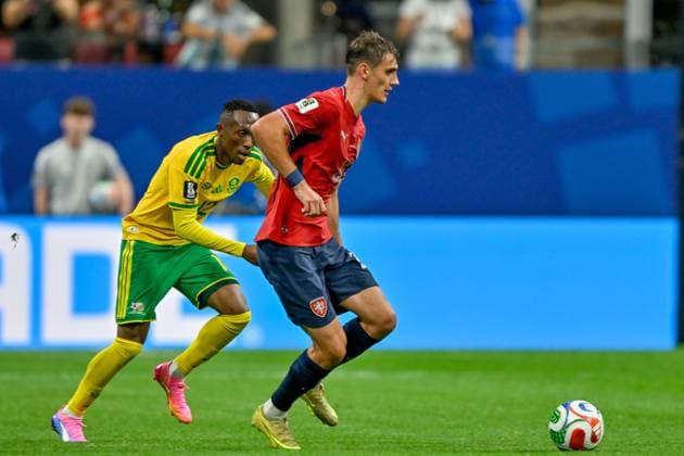 South Africa and Czechia Contest Possession in Group A Match Czechia s Robin Hranac 24 shields the ball from South Africa s Thapelo Maseko 12 during the FIFA World Cup, WM, Weltmeisterschaft, Fussball 2026 Group A football match between Czechia and South Africa at the Atlanta Stadium in Atlanta, Georgia on June 18, 2026. Atlanta US Copyright: x xwalidxibrahimx xJNAxPressx