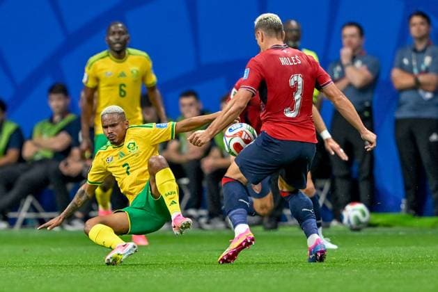 South Africa and Czechia Contest Possession in Group A Match ATLANTA, GA - JUNE 18: South Africa s Lyle Foster (7) slides to challenge for the ball with Czechia s Tomas Holes (3) during the FIFA World Cup, WM, Weltmeisterschaft, Fussball 2026 Group A football match between Czechia and South Africa at the Atlanta Stadium in Atlanta, Georgia, on June 18, 2026. Atlanta US Copyright: x xwalidxibrahimx xJNAxPressx
