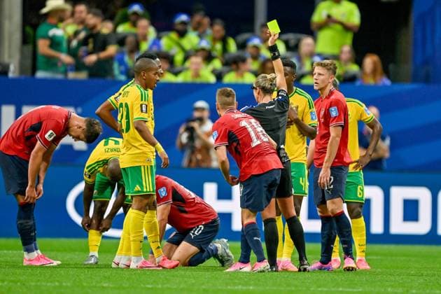 South Africa and Czechia Contest Possession in Group A Match Referee Tori Penso shows a yellow card to South Africa s Grant Kekana during the FIFA World Cup, WM, Weltmeisterschaft, Fussball 2026 Group A football match between Czechia and South Africa at the Atlanta Stadium in Atlanta, Georgia on June 18, 2026. Atlanta US Copyright: x xwalidxibrahimx xJNAxPressx