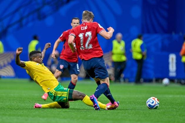 South Africa and Czechia Contest Possession in Group A Match ATLANTA, GA - JUNE 18: Czechia s Lukas Cerv (12) controls the ball past South Africa s Teboho Mokoena (4) during the FIFA World Cup, WM, Weltmeisterschaft, Fussball 2026 Group A football match between Czechia and South Africa at the Atlanta Stadium in Atlanta, Georgia, on June 18, 2026. Atlanta US Copyright: x xwalidxibrahimx xJNAxPressx