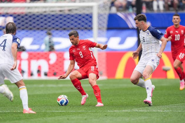 Switzerland v Bosnia and Herzegovina - FIFA World Cup, WM, Weltmeisterschaft, Fussball 2026 - Group B LOS ANGELES, UNITED STATES - JUNE 18: Benjamin Tahirovic (6) of Bosnia and Herzegovina in action against Remo Freuler (8) of Switzerland during the 2026 FIFA World Cup First Stage Group B match between Switzerland and Bosnia and Herzegovina at the Los Angeles Stadium (SoFi Stadium) in Inglewood, California, United States on June 18, 2026. Tayfun Coskun Anadolu California United States. Editorial use only. Please get in touch for any other usage.  Copyright: x2026xAnadoluxTayfunxCoskunx