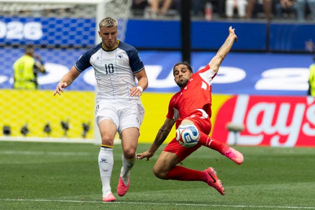 June 18, 2026, Los Angeles, California, USA: Bosnia and Herzegovina Ermedin Demirovic (10) and Switzerland Eray Comert (13) vie for the ball during the FIFA World Cup, WM, Weltmeisterschaft, Fussball Group B soccer match at SoFi Stadium in Inglewood, Calif., Thursday, June 18, 2026. World Cup 2026: Switzerland Vs Bosnia And Herzegovina  - ZUMAc68_ 20260618_zaf_c68_010 Copyright: xRingoxChiux