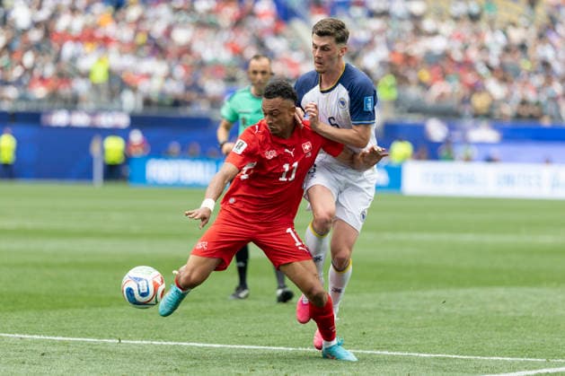 June 18, 2026, Los Angeles, California, USA: Switzerland Ruben Vargas (11) in actions against Bosnia and Herzegovina Benjamin Tahirovic (6) during the FIFA World Cup, WM, Weltmeisterschaft, Fussball Group B soccer match at SoFi Stadium in Inglewood, Calif., Thursday, June 18, 2026. World Cup 2026: Switzerland Vs Bosnia And Herzegovina  - ZUMAc68_ 20260618_zaf_c68_015 Copyright: xRingoxChiux