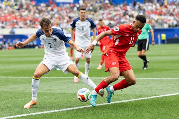 June 18, 2026, Los Angeles, California, USA: Switzerland Ruben Vargas (11) in actions against Bosnia and Herzegovina Amar Dedic (7) during the FIFA World Cup, WM, Weltmeisterschaft, Fussball Group B soccer match at SoFi Stadium in Inglewood, Calif., Thursday, June 18, 2026. World Cup 2026: Switzerland Vs Bosnia And Herzegovina  - ZUMAc68_ 20260618_zaf_c68_016 Copyright: xRingoxChiux