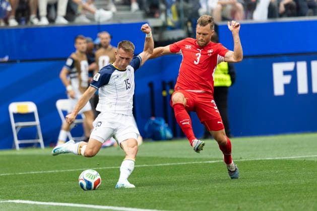 June 18, 2026, Los Angeles, California, USA: Bosnia and Herzegovina Amar Memic (15) in actions against Switzerland Manuel Akanji (3) during the FIFA World Cup, WM, Weltmeisterschaft, Fussball Group B soccer match at SoFi Stadium in Inglewood, Calif., Thursday, June 18, 2026. World Cup 2026: Switzerland Vs Bosnia And Herzegovina  - ZUMAc68_ 20260618_zaf_c68_021 Copyright: xRingoxChiux