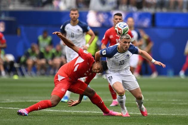 Switzerland v Bosnia and Herzegovina - FIFA World Cup, WM, Weltmeisterschaft, Fussball 2026 - Group B LOS ANGELES, UNITED STATES - JUNE 18: Manuel Akanji (L) of Switzerland in action against Ermedin Demirovic (R) of Bosnia and Herzegovina during the 2026 FIFA World Cup First Stage Group B match between Switzerland and Bosnia and Herzegovina at the Los Angeles Stadium (SoFi Stadium) in Inglewood, California, United States on June 18, 2026. Tayfun Coskun Anadolu California United States. Editorial use only. Please get in touch for any other usage.  Copyright: x2026xAnadoluxTayfunxCoskunx
