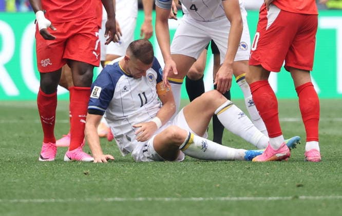 FIFA World Cup, WM, Weltmeisterschaft, Fussball 2026 - Group B - Switzerland vs Bosnia and Herzegovina Edin Dzeko of Bosnia and Herzegovina lies on the pitch during the FIFA World Cup 2026 group stage match Switzerland against Bosnia and Herzegovina, in Los Angeles, USA, 18 June 2026. LOS ANGELES United States  Copyright: xCRISTOPHERxTORRESx