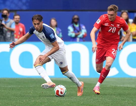 FIFA World Cup, WM, Weltmeisterschaft, Fussball 2026 - Group B - Switzerland vs Bosnia and Herzegovina Amar Dedic of Bosnia and Herzegovina (L) and Michel Aebischer of Switzerland in action during the FIFA World Cup 2026 group stage match Switzerland against Bosnia and Herzegovina, in Los Angeles, USA, 18 June 2026. LOS ANGELES United States  Copyright: xCRISTOPHERxTORRESx