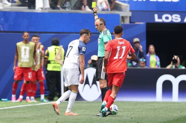 FIFA World Cup, WM, Weltmeisterschaft, Fussball 2026 - Group B - Switzerland vs Bosnia and Herzegovina Referee Joao Pinheiro (C) shows a yellow card to Amar Dedic of Bosnia and Herzegovina (L) during the FIFA World Cup 2026 group stage match Switzerland against Bosnia and Herzegovina, in Los Angeles, USA, 18 June 2026. LOS ANGELES United States  Copyright: xCRISTOPHERxTORRESx