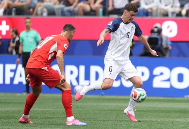 FIFA World Cup, WM, Weltmeisterschaft, Fussball 2026 - Group B - Switzerland vs Bosnia and Herzegovina Benjamin Tahirovic of Bosnia and Herzegovina (R) in action during the FIFA World Cup 2026 group stage match Switzerland against Bosnia and Herzegovina, in Los Angeles, USA, 18 June 2026. LOS ANGELES United States  Copyright: xCRISTOPHERxTORRESx