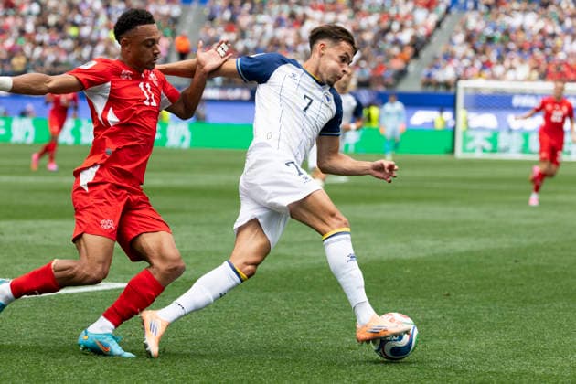 June 18, 2026, Los Angeles, California, USA: Switzerland Ruben Vargas (11) in actions against Bosnia and Herzegovina Amar Dedic (7) during the FIFA World Cup, WM, Weltmeisterschaft, Fussball Group B soccer match at SoFi Stadium in Inglewood, Calif., Thursday, June 18, 2026. Los Angeles USA - ZUMAc68_ 20260618_zaf_c68_011 Copyright: xRingoxChiux