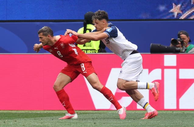 FIFA World Cup, WM, Weltmeisterschaft, Fussball 2026 - Group B - Switzerland vs Bosnia and Herzegovina Remo Freuler of Switzerland (L) and Kerim Alajbegovic of Bosnia and Herzegovina in action during the FIFA World Cup 2026 group stage match Switzerland against Bosnia and Herzegovina, in Los Angeles, USA, 18 June 2026. LOS ANGELES United States  Copyright: xCRISTOPHERxTORRESx