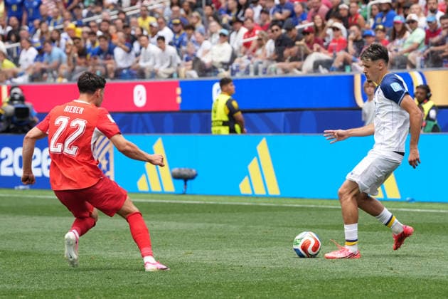 Fabian Rieder (L) of Switzerland vies for the ball with Kerim Alajbegovic of Bosnia and Herzegovina, during a Group B match of the 2026 FIFA World Cup, WM, Weltmeisterschaft, Fussball between Switzerland and Bosnia and Herzegovina, at SoFi Stadium in Los Angeles, United States,18 June 2026. FIFA World Cup 2026 - Group B - Switzerland vs Bosnia and Herzegovina !ACHTUNG: NUR REDAKTIONELLE NUTZUNG!  Copyright: xOmarxAlonsox AMDEP6931 20260618-55020639927_1