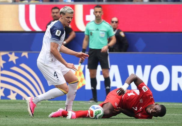FIFA World Cup, WM, Weltmeisterschaft, Fussball 2026 - Group B - Switzerland vs Bosnia and Herzegovina Tarik Muharemovic of Bosnia and Herzegovina (L) and Breel Embolo of Switzerland in action during the FIFA World Cup 2026 group stage match Switzerland against Bosnia and Herzegovina, in Los Angeles, USA, 18 June 2026. LOS ANGELES United States  Copyright: xCRISTOPHERxTORRESx