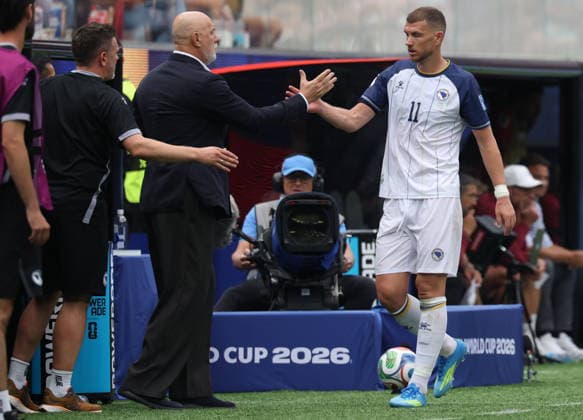 FIFA World Cup, WM, Weltmeisterschaft, Fussball 2026 - Group B - Switzerland vs Bosnia and Herzegovina Bosnia and Herzegovina s head coach Sergej Barbarez (L) shakes hands with Edin Dzeko of Bosnia and Herzegovina who is withdrawn from the FIFA World Cup 2026 group stage match Switzerland against Bosnia and Herzegovina, in Los Angeles, USA, 18 June 2026. LOS ANGELES United States  Copyright: xCRISTOPHERxTORRESx
