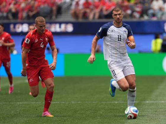 Switzerland v Bosnia and Herzegovina - FIFA World Cup, WM, Weltmeisterschaft, Fussball 2026 - Group B LOS ANGELES, UNITED STATES - JUNE 18: Nico Elvedi of Switzerland in action against Edin Dzeko of Bosnia and Herzegovina during the 2026 FIFA World Cup First Stage Group B match between Switzerland and Bosnia and Herzegovina at the Los Angeles Stadium (SoFi Stadium) in Inglewood, California, United States on June 18, 2026. Tayfun Coskun Anadolu California United States. Editorial use only. Please get in touch for any other usage.  Copyright: x2026xAnadoluxTayfunxCoskunx