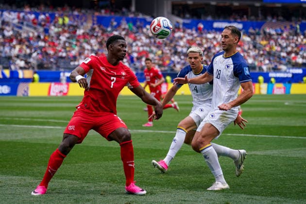 USA: Fußball FIFA World Cup, WM, Weltmeisterschaft, Fussball 2026 Gruppenphase Gruppe B Schweiz vs Bosnien-Herzegowina Los Angeles Stadium SoFi Stadium (Inglewood, Los Angeles County, Kalifornien): Breel Embolo (Schweiz, 7) Nikola KatiÄ‡ Nikola Katic (Bosnien und Herzegowina 18) Tarik MuharemoviÄ‡ Tarik Muharemovic (Bosnien und Herzegowina 4)